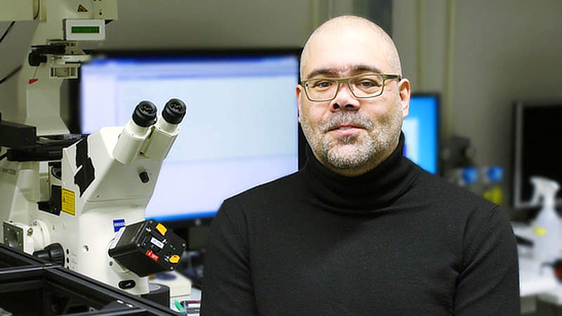 Research group leader Prof. Dr. Jochen Guck in his lab